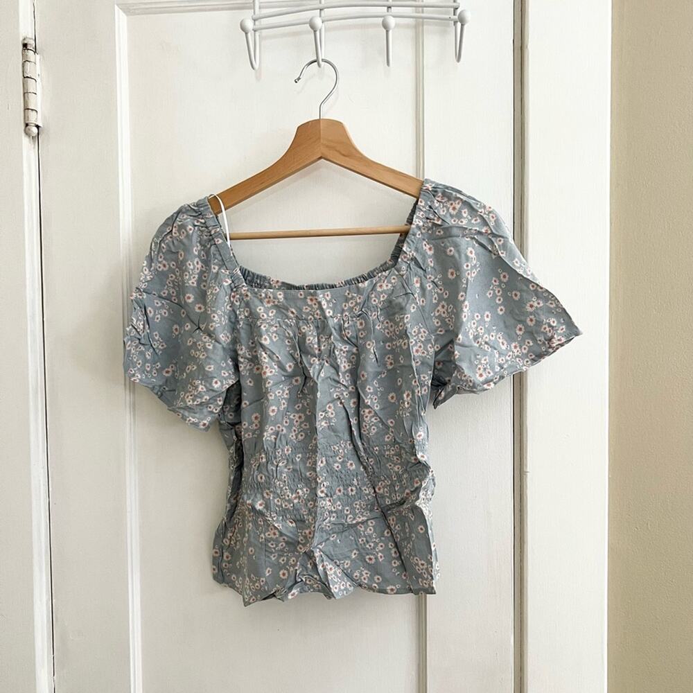 New Romantics NWT daisy printed off shoulder short sleeve top